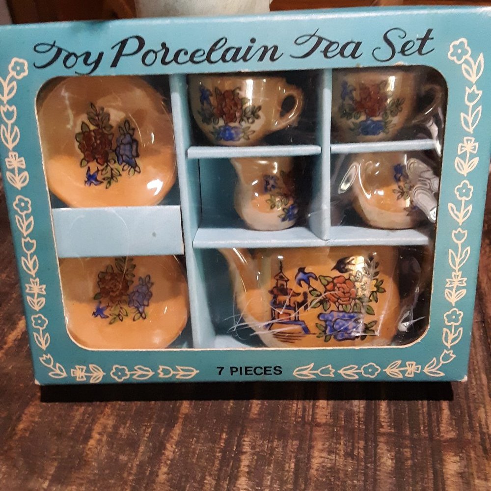Porcelain 7 piece Toy Tea Set